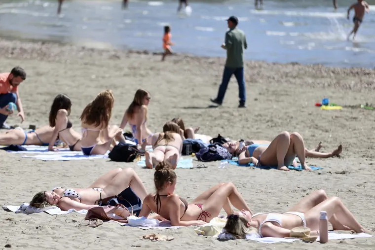 Ovo su Bačvice danas! Brojni se sunčaju, oni najhrabriji se i okupali