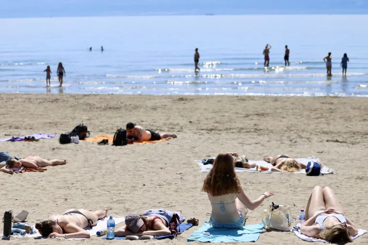 Ovo su Bačvice danas! Brojni se sunčaju, oni najhrabriji se i okupali