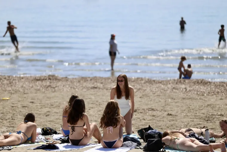 Ovo su Bačvice danas! Brojni se sunčaju, oni najhrabriji se i okupali