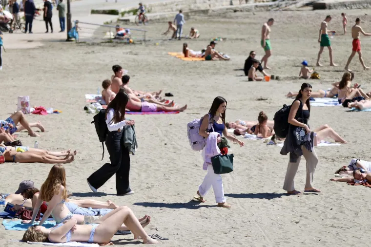 Ovo su Bačvice danas! Brojni se sunčaju, oni najhrabriji se i okupali