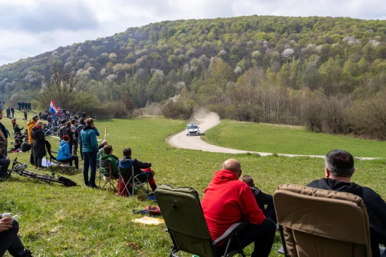 Valjda neće nitko pod auto! Na rallyju rakija, gemi&scaron;ti, čvarci, kobase i zelje, a stigli i tambura&scaron;i