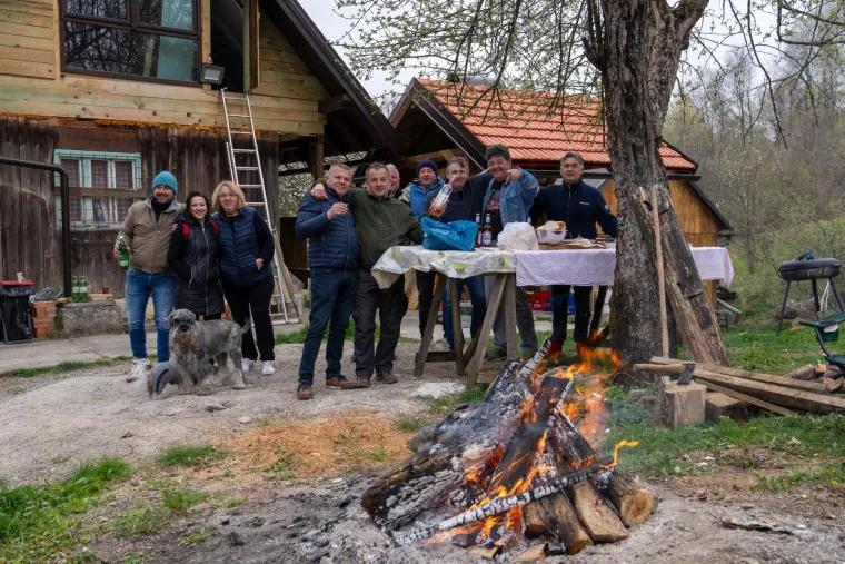 Valjda neće nitko pod auto! Na rallyju rakija, gemi&scaron;ti, čvarci, kobase i zelje, a stigli i tambura&scaron;i