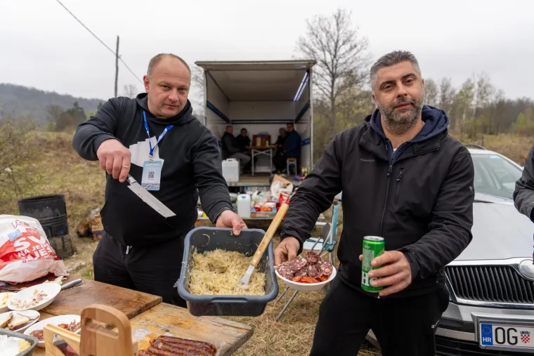 Valjda neće nitko pod auto! Na rallyju rakija, gemi&scaron;ti, čvarci, kobase i zelje, a stigli i tambura&scaron;i