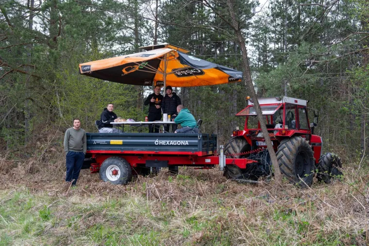 Valjda neće nitko pod auto! Na rallyju rakija, gemi&scaron;ti, čvarci, kobase i zelje, a stigli i tambura&scaron;i