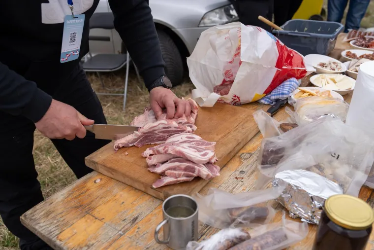 Valjda neće nitko pod auto! Na rallyju rakija, gemi&scaron;ti, čvarci, kobase i zelje, a stigli i tambura&scaron;i