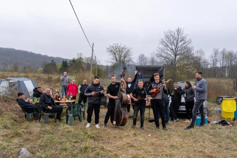 Valjda neće nitko pod auto! Na rallyju rakija, gemi&scaron;ti, čvarci, kobase i zelje, a stigli i tambura&scaron;i