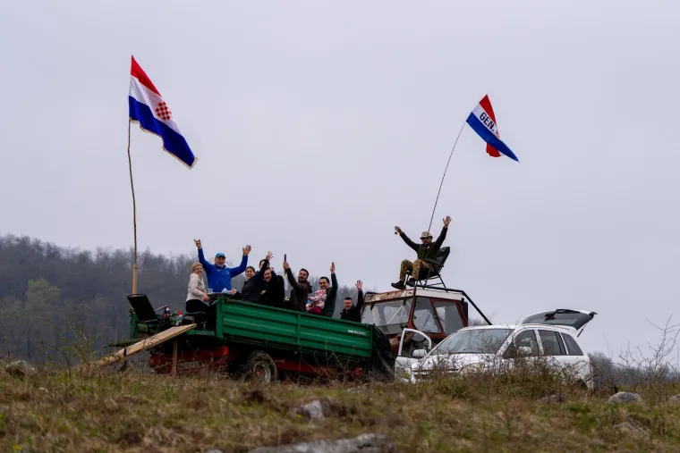 Valjda neće nitko pod auto! Na rallyju rakija, gemi&scaron;ti, čvarci, kobase i zelje, a stigli i tambura&scaron;i