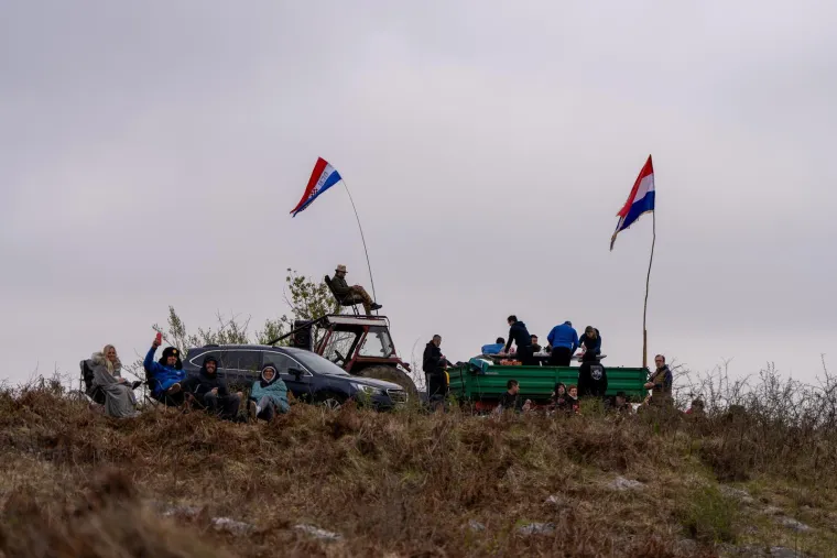 Valjda neće nitko pod auto! Na rallyju rakija, gemi&scaron;ti, čvarci, kobase i zelje, a stigli i tambura&scaron;i