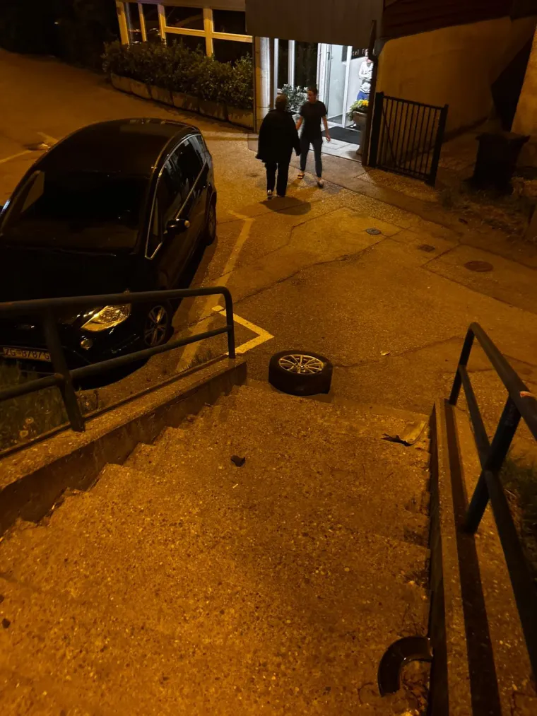 Policija nam otkrila detalje brutalnog sudara BMW-a i Tesle: Dijelovi letjeli posvuda, o&scaron;tećen i parkirani auto