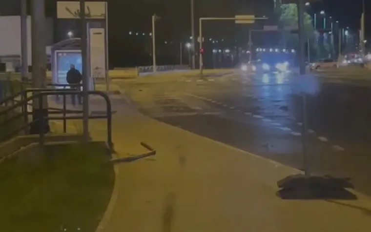 Policija nam otkrila detalje brutalnog sudara BMW-a i Tesle: Dijelovi letjeli posvuda, o&scaron;tećen i parkirani auto