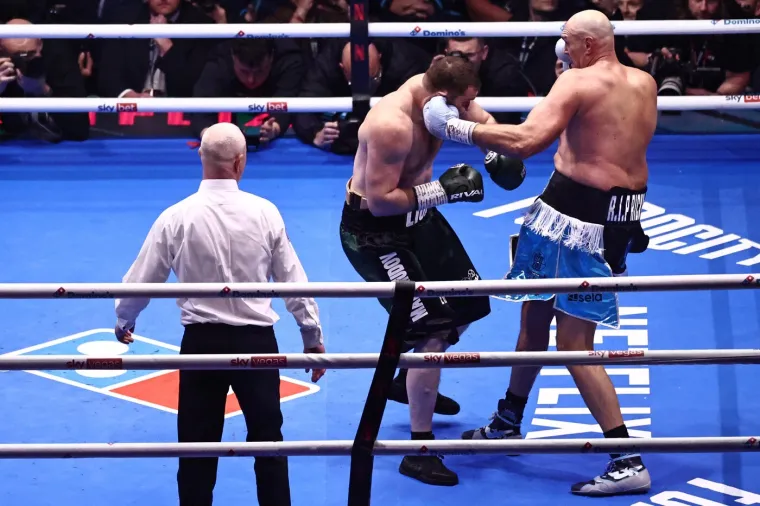 &lsquo;Kralj Cigana&rsquo; se vratio iz mirovine pa zapalio publiku: Joshua ga odmah spustio na zemlju