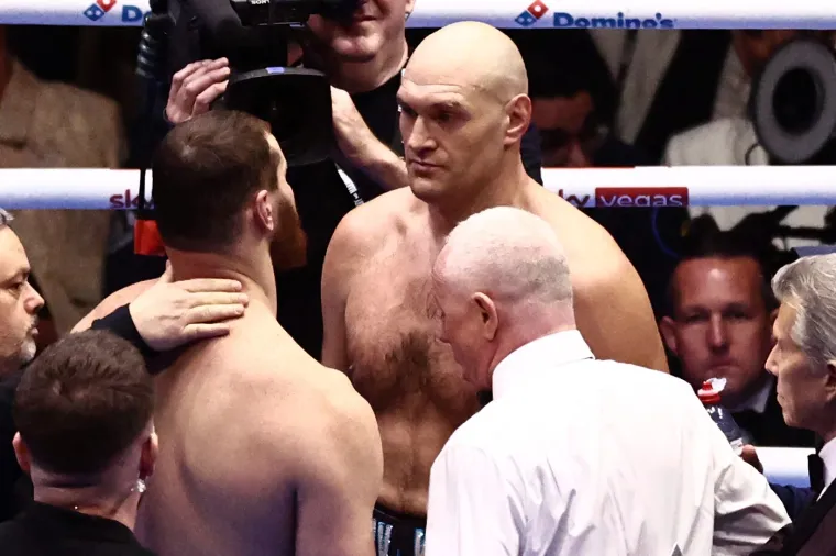 &lsquo;Kralj Cigana&rsquo; se vratio iz mirovine pa zapalio publiku: Joshua ga odmah spustio na zemlju