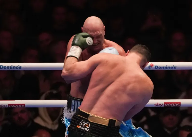 &lsquo;Kralj Cigana&rsquo; se vratio iz mirovine pa zapalio publiku: Joshua ga odmah spustio na zemlju