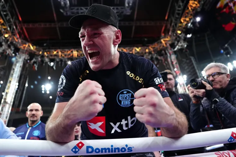 &lsquo;Kralj Cigana&rsquo; se vratio iz mirovine pa zapalio publiku: Joshua ga odmah spustio na zemlju