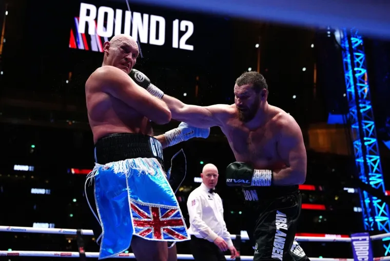 &lsquo;Kralj Cigana&rsquo; se vratio iz mirovine pa zapalio publiku: Joshua ga odmah spustio na zemlju