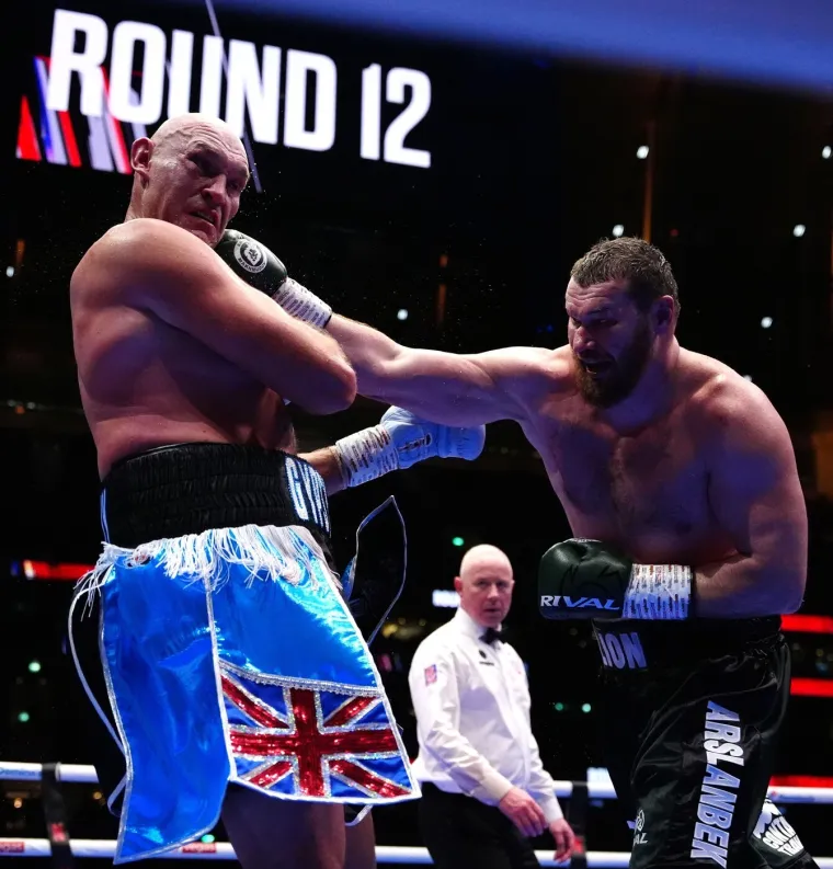 &lsquo;Kralj Cigana&rsquo; se vratio iz mirovine pa zapalio publiku: Joshua ga odmah spustio na zemlju