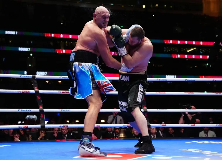 &lsquo;Kralj Cigana&rsquo; se vratio iz mirovine pa zapalio publiku: Joshua ga odmah spustio na zemlju