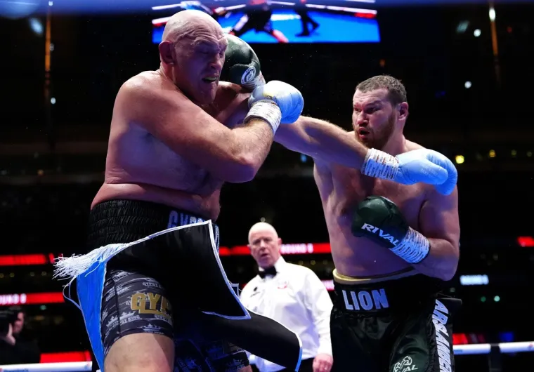 &lsquo;Kralj Cigana&rsquo; se vratio iz mirovine pa zapalio publiku: Joshua ga odmah spustio na zemlju