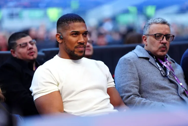 &lsquo;Kralj Cigana&rsquo; se vratio iz mirovine pa zapalio publiku: Joshua ga odmah spustio na zemlju