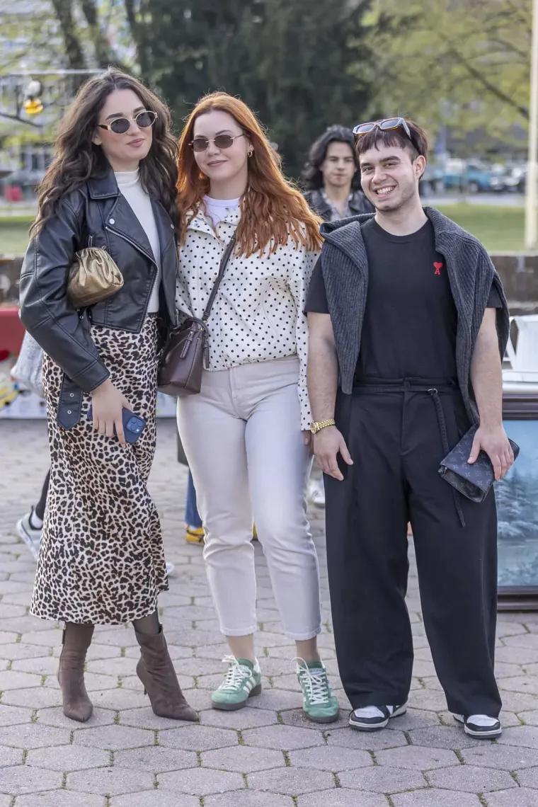 Atraktivna Slavonka u leopard suknji mamila poglede na 'buvljaku', a ni druge legice nisu podbacile