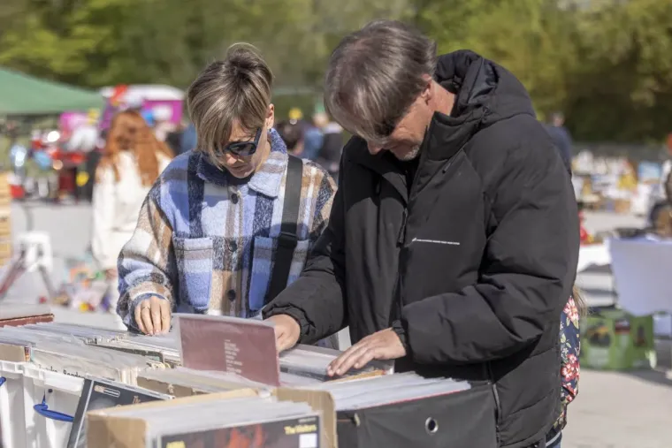 Atraktivna Slavonka u leopard suknji mamila poglede na 'buvljaku', a ni druge legice nisu podbacile