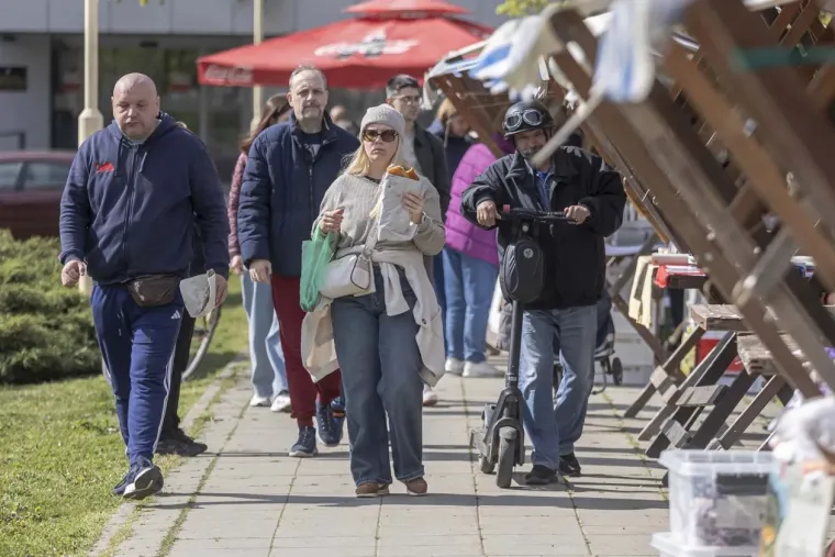 Atraktivna Slavonka u leopard suknji mamila poglede na 'buvljaku', a ni druge legice nisu podbacile