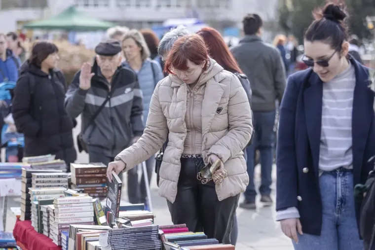 Atraktivna Slavonka u leopard suknji mamila poglede na 'buvljaku', a ni druge legice nisu podbacile