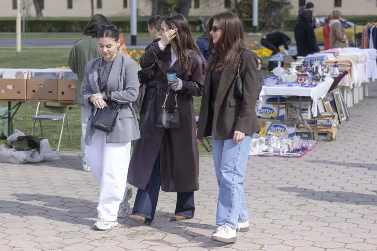 Atraktivna Slavonka u leopard suknji mamila poglede na 'buvljaku', a ni druge legice nisu podbacile