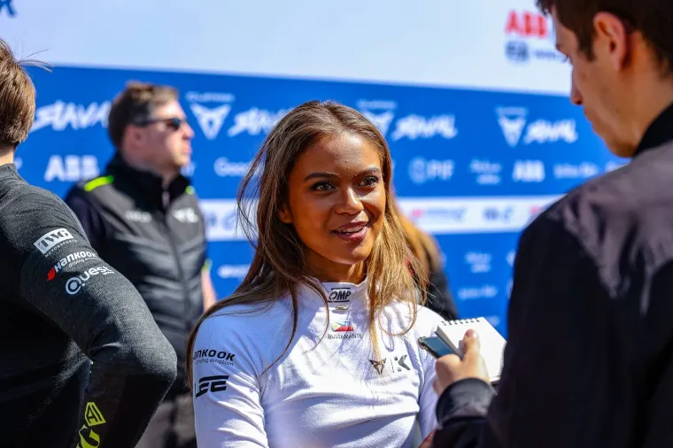 Atraktivna Bianca juri prema Formuli 1, a već je postala globalni fenomen