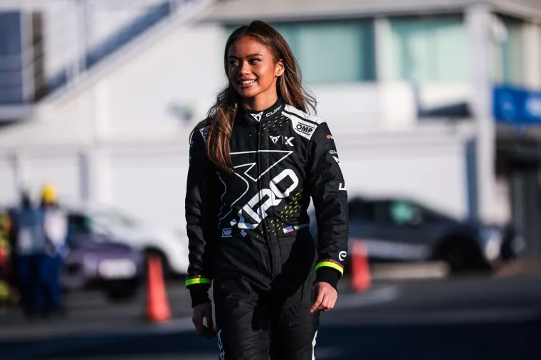 Atraktivna Bianca juri prema Formuli 1, a već je postala globalni fenomen