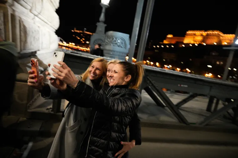 'Gotovo je': Budimpe&scaron;tom se nakon pada Orbana orila pjesma, pogledajte ove prizore!