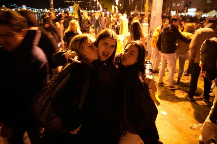 'Gotovo je': Budimpe&scaron;tom se nakon pada Orbana orila pjesma, pogledajte ove prizore!