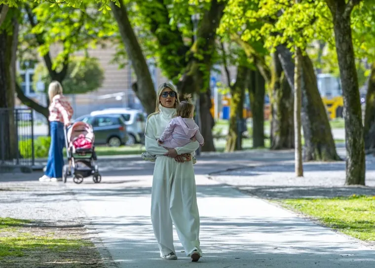 Dama u baloneru ukrala poglede na karlovačkoj &scaron;pici: Pogledajte tko se sve pro&scaron;etao gradom