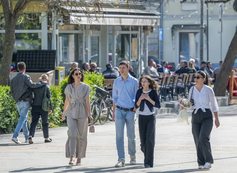 Dama u baloneru ukrala poglede na karlovačkoj &scaron;pici: Pogledajte tko se sve pro&scaron;etao gradom