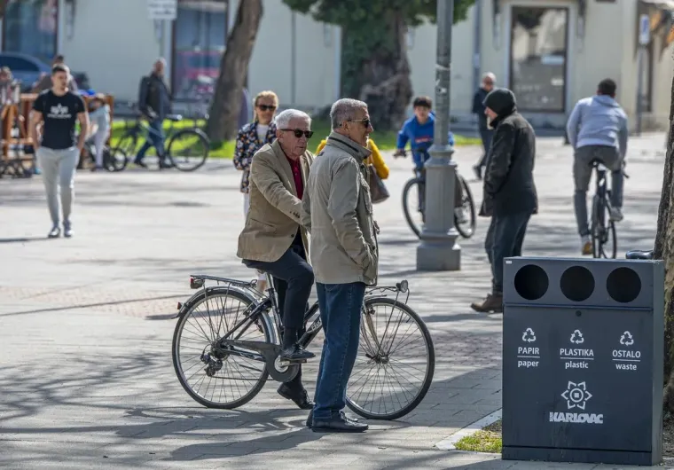 Dama u baloneru ukrala poglede na karlovačkoj &scaron;pici: Pogledajte tko se sve pro&scaron;etao gradom