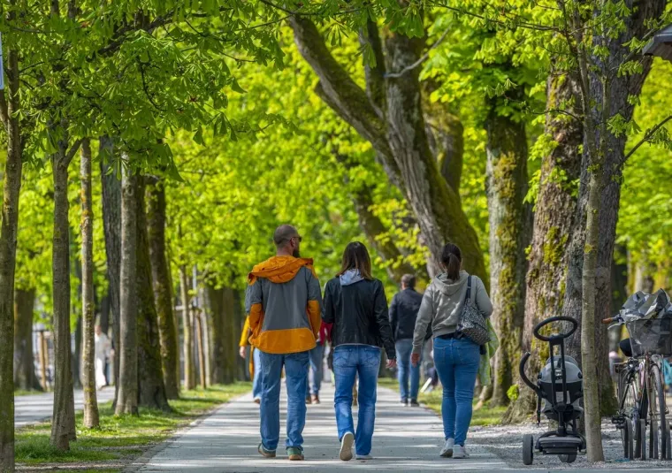 Dama u baloneru ukrala poglede na karlovačkoj &scaron;pici: Pogledajte tko se sve pro&scaron;etao gradom