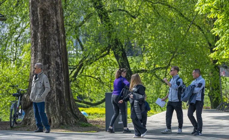 Dama u baloneru ukrala poglede na karlovačkoj &scaron;pici: Pogledajte tko se sve pro&scaron;etao gradom