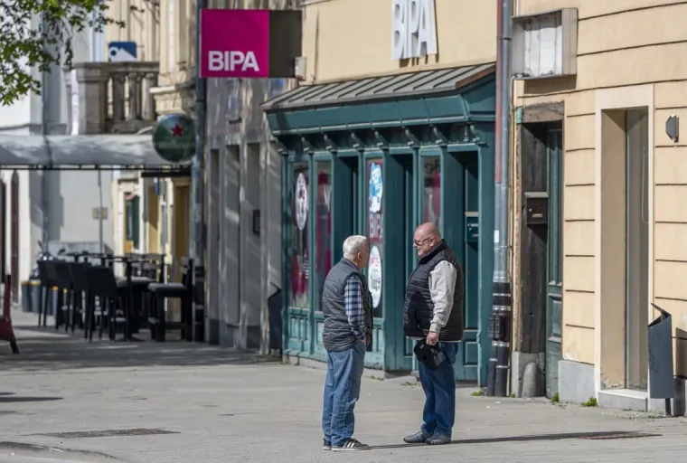 Dama u baloneru ukrala poglede na karlovačkoj &scaron;pici: Pogledajte tko se sve pro&scaron;etao gradom