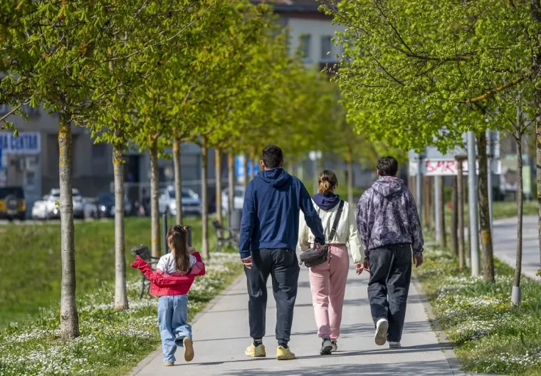 Dama u baloneru ukrala poglede na karlovačkoj &scaron;pici: Pogledajte tko se sve pro&scaron;etao gradom