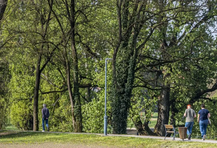 Dama u baloneru ukrala poglede na karlovačkoj &scaron;pici: Pogledajte tko se sve pro&scaron;etao gradom