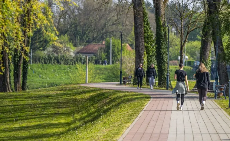 Dama u baloneru ukrala poglede na karlovačkoj &scaron;pici: Pogledajte tko se sve pro&scaron;etao gradom