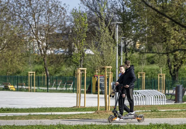 Dama u baloneru ukrala poglede na karlovačkoj &scaron;pici: Pogledajte tko se sve pro&scaron;etao gradom