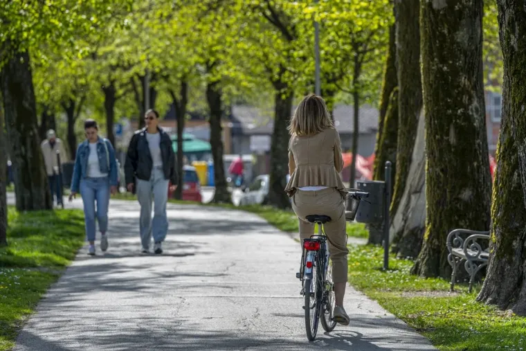 Dama u baloneru ukrala poglede na karlovačkoj &scaron;pici: Pogledajte tko se sve pro&scaron;etao gradom