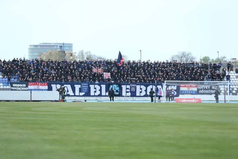 Crno u Osijeku: Boysi mahali sumnjivom zastavom, ali svi su gledali u trenera Vukovara