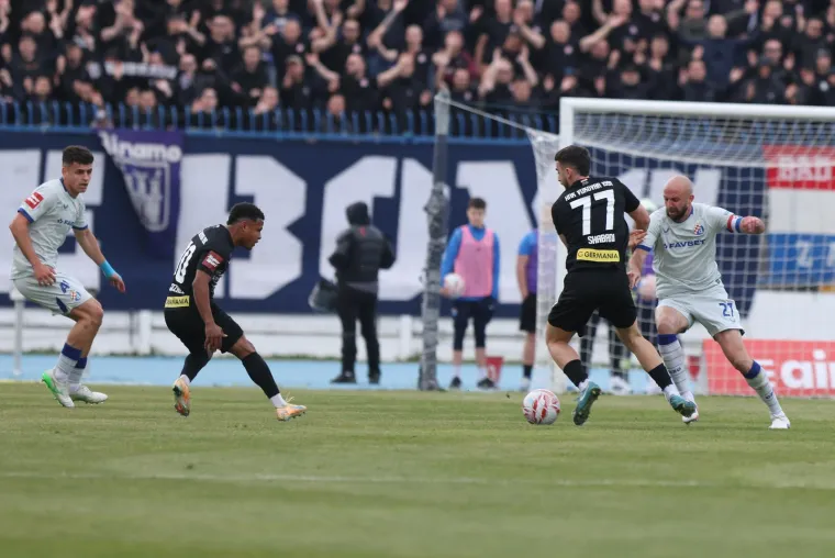 Crno u Osijeku: Boysi mahali zastavom, ali svi su gledali u trenera Vukovara