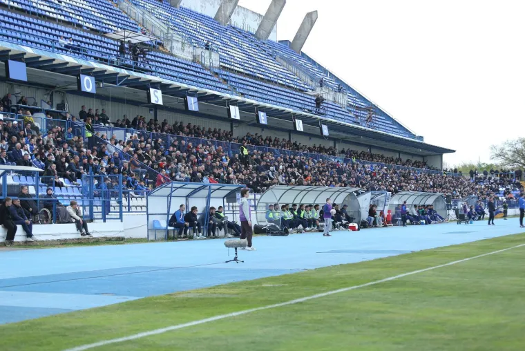 Crno u Osijeku: Boysi mahali zastavom, ali svi su gledali u trenera Vukovara