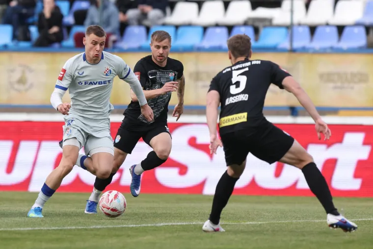 Crno u Osijeku: Boysi mahali zastavom, ali svi su gledali u trenera Vukovara