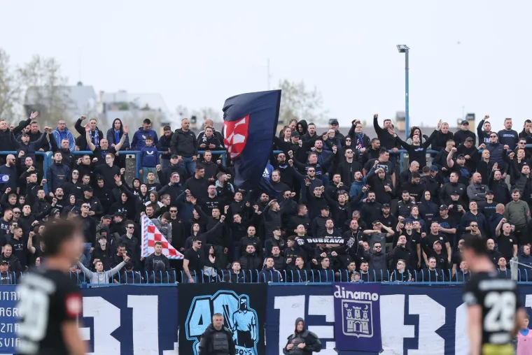 Crno u Osijeku: Boysi mahali zastavom, ali svi su gledali u trenera Vukovara