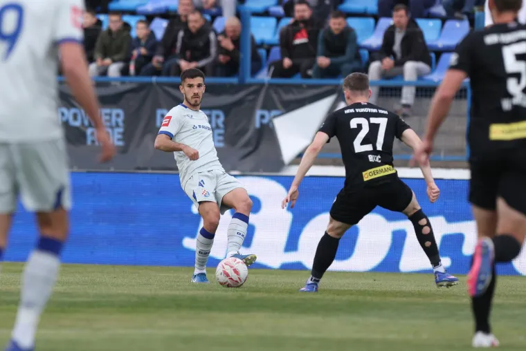 Crno u Osijeku: Boysi mahali zastavom, ali svi su gledali u trenera Vukovara