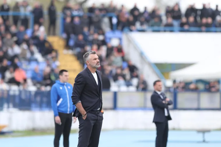 Crno u Osijeku: Boysi mahali zastavom, ali svi su gledali u trenera Vukovara